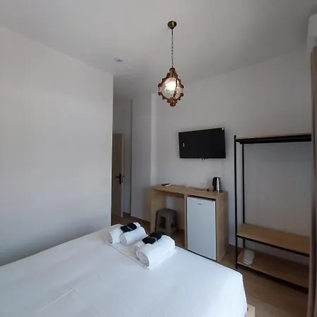 Athena's & Kostas 3* Himarë