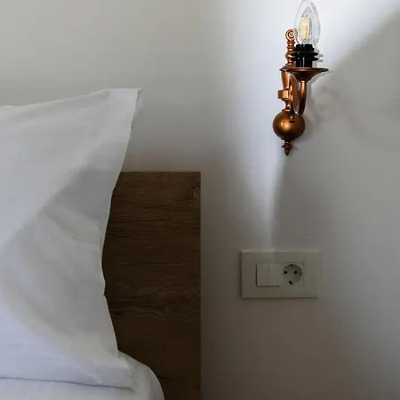 Athena's & Kostas Otel Himarë