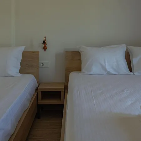 Lions Lair Hotel 3*